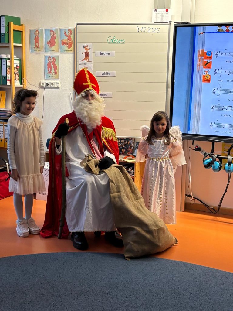 Der „Heilige Nikolaus“ mit Engeln zu Besuch an der Franziska-Hager-Grundschule in Prien